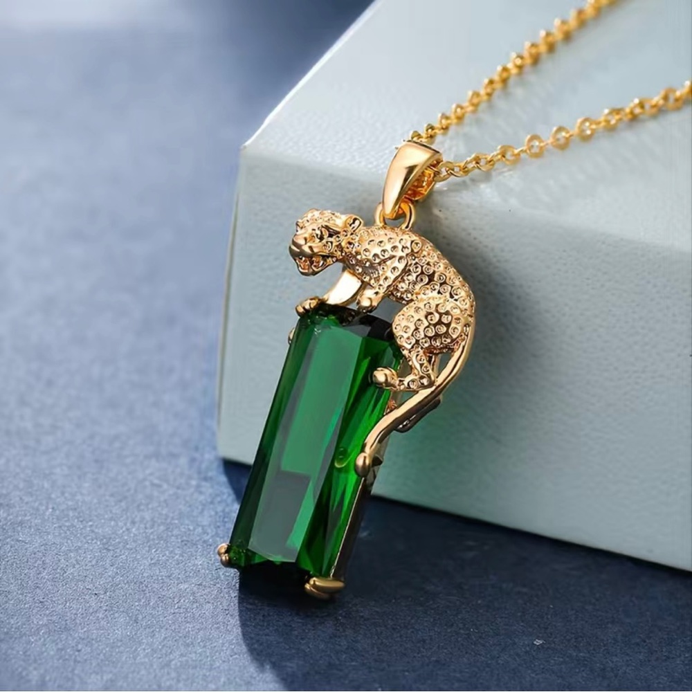 NWT 18K Gold Plated Leopard and Green Crystal Pendant Necklace
